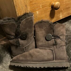 Ugg Bailey Button chocolate sz 5y